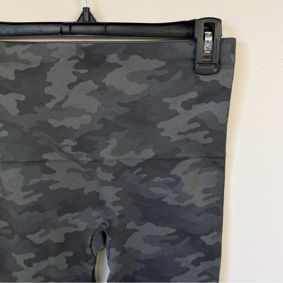 Spanx‎ Look At Me Now Seamless Green Camo Cropped Leggings - Picture 6 of 8